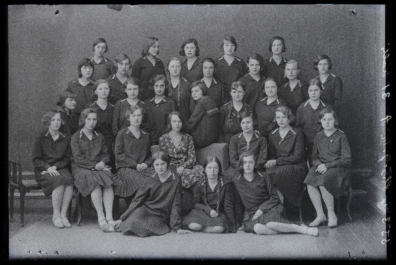 Viljandi Eesti Haridusseltsi Tütarlaste Gümnaasiumi III a klass, (foto tellija prl Laiduner [Laidoner]).