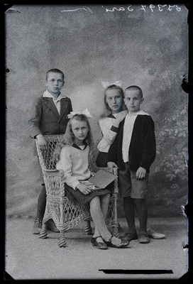 Grupp lapsi, (foto tellija Sari).  similar photo