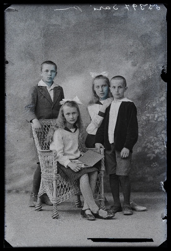 Grupp lapsi, (foto tellija Sari).