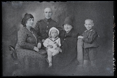 Sõjaväelane Schmidt perega.  similar photo