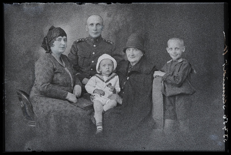 Sõjaväelane Schmidt perega.