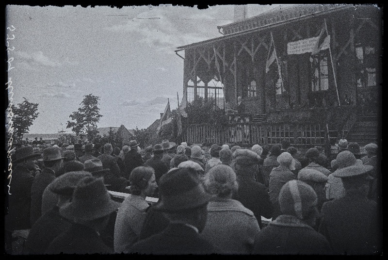 Muusikapäev Viljandi Eesti Haridusseltsi aias, (negatiiv ilmutatud 17.06.1930).