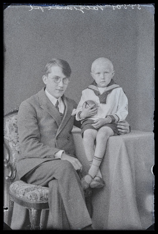 Muusikaõpetaja Parfeni Valgemäe ja vend Romil Valgemäe.