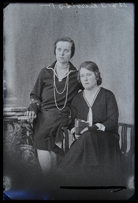 Kaks naist, (foto tellija Kurvits).