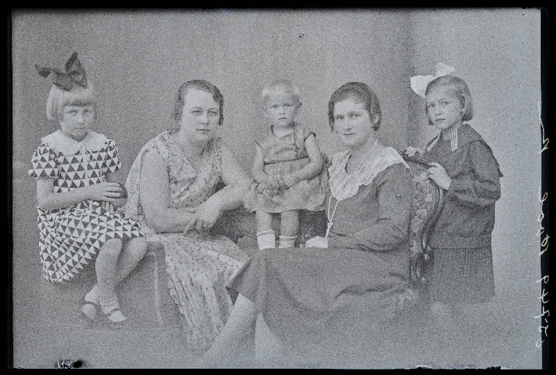 Kaks naist tüdrukutega, (foto tellija Pool).