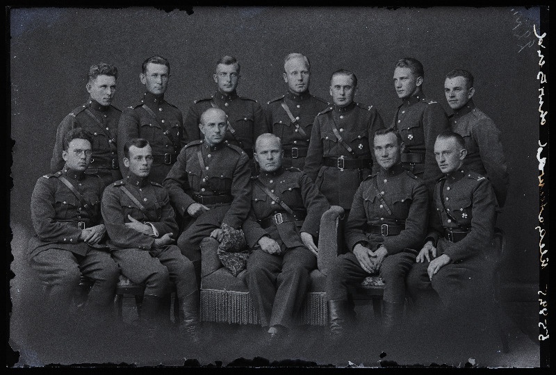 Grupp sõjaväelasi, üleajateenijaid.