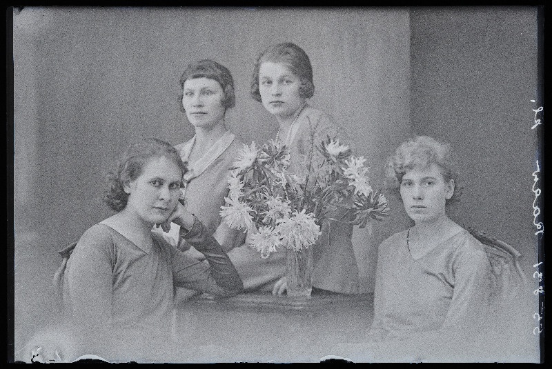 Grupp naisi, (foto tellija Raav).