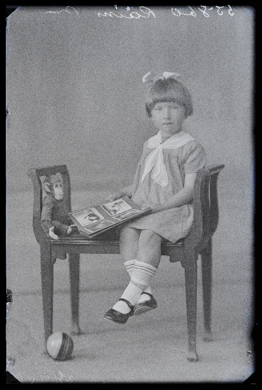 Tüdruk mänguasjadega,(foto tellija Räim, Õisu vald, Lembitu talu).