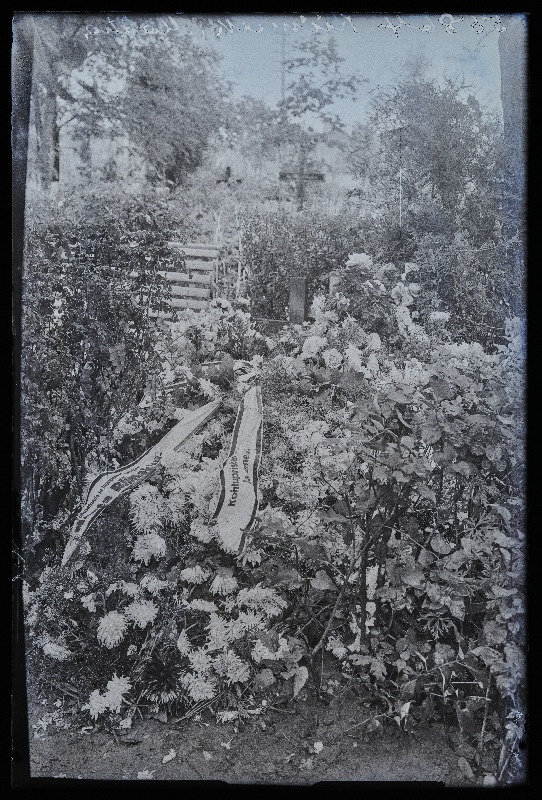 Marta Riimaku pärgadega kaetud haud Viljandi Maakoguduse surnuaias, (foto tellija Riimak).