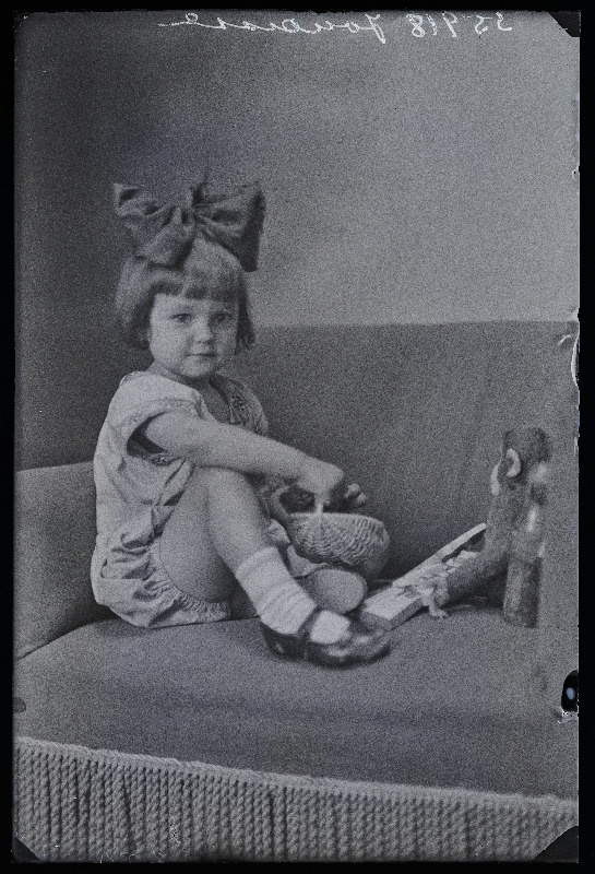 Jonasse tütar mänguasjadega.