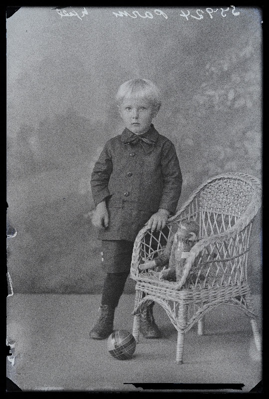 Poiss mänguasjadega, (foto tellija Parm).