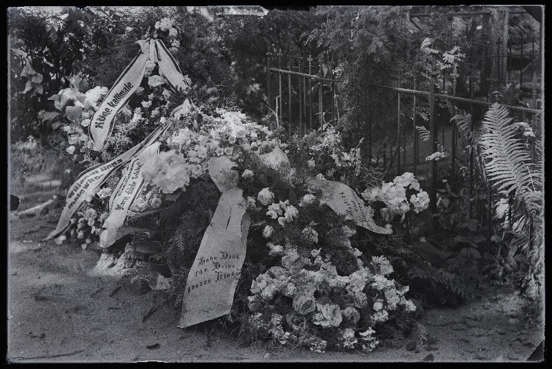 Marie Adele Tekkeli (snd Randewig, surnud 26.06. Riias, matus 29.06) pärgadega kaetud haud Viljandi Vanal kalmistul, (negatiiv ilmutatud 15.09.1930).