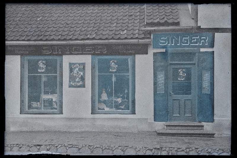 Vaade Singeri Õmblusmasinate Ühisuse Eesti osakonna kauplusele Tartu tänav 9a.