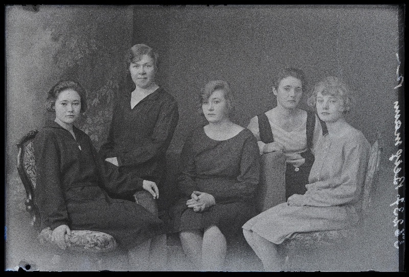 Grupp naisi, (foto tellija Bergmann).