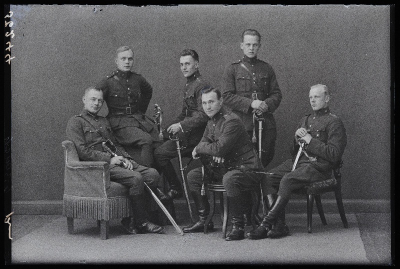Grupp 5. Suurtükiväegrupi sõjaväelasi ja kaitseliitlane, (foto tellija Särev).
