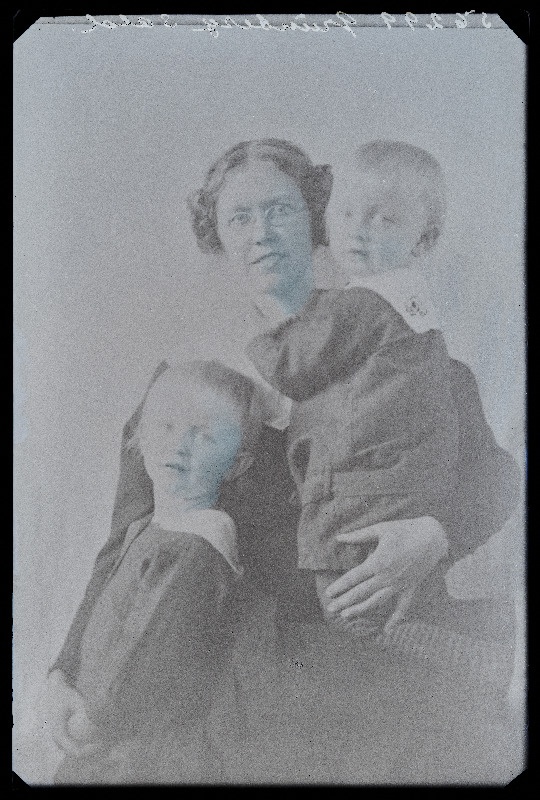 Naine kahe lapsega, (19.11.1930 fotokoopia, tellija Grünberg).