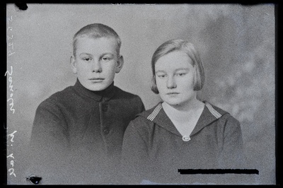 Viljandi Eesti Haridusseltsi Tütarlaste Gümnaasiumi õpilane [vennaga], (foto tellija Sander).  duplicate photo