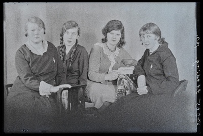 Grupp naisi, (foto tellija Jürgens).  similar photo