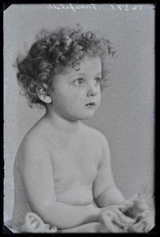 Väike laps, (foto tellija Treufeldt).