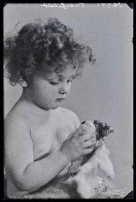 Väike laps, (foto tellija Treufeldt).  similar photo