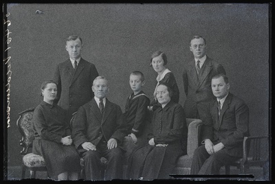 Grupp inimesi, (foto tellija Veldemann).  similar photo