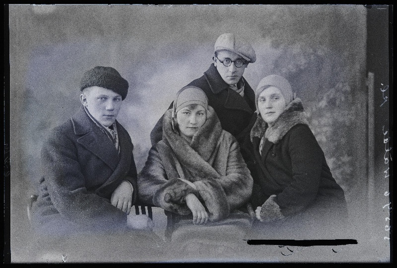 Grupp inimesi, (foto tellija Välbe Olustvere Eesti Aleksandri Kõrgemajärgulisest Alampõllutöökeskkoolist).