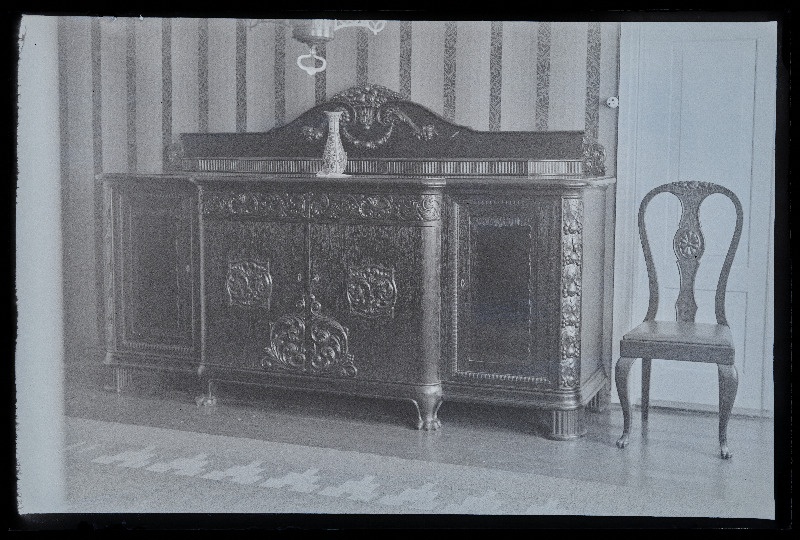 Puitornamendiga kummut ja tool, (foto tellija Treufeldt).