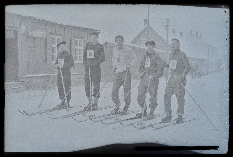 Üleriiklikud politsei- ja kaitsejõudude suusavõistlused Viljandis 19.02-22.02.  Grupp suusatajaid linnatänaval, (foto tellija Kolding).