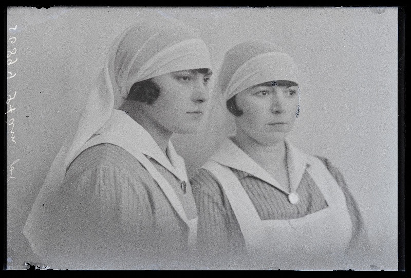 Kaks neiut, (foto tellija Stiem [Stiim]).