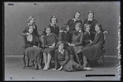 Grupp Viljandi Linna Gümnaasiumi II b klassi õpilasi, (foto tellija Vingissaar).  similar photo