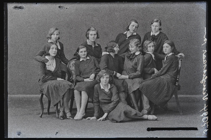 Grupp Viljandi Linna Gümnaasiumi II b klassi õpilasi, (foto tellija Vingissaar).