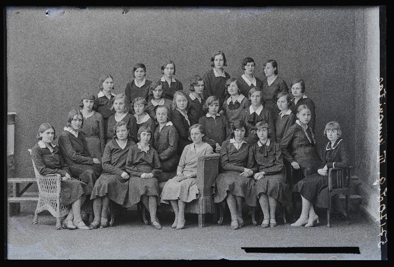 Viljandi Linna Tütarlaste Gümnaasiumi III humanitaarklass ja õpetaja prl Härm.