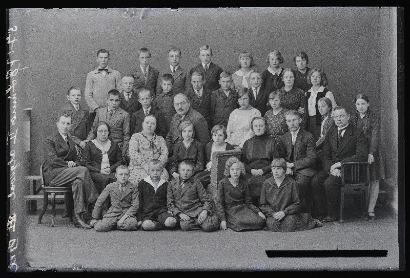 Viljandi Linna 2. Algkooli VI klass ja õpetaja Moks.