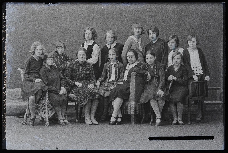 Viljandi Linna 2. Algkool VI klassi tüdrukud ja õpetaja pr Jürisson.