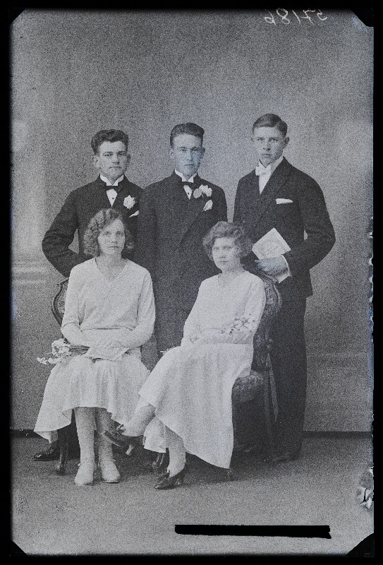 Grupp leerilapsi, paremal istub Järv, (foto tellija Türk).