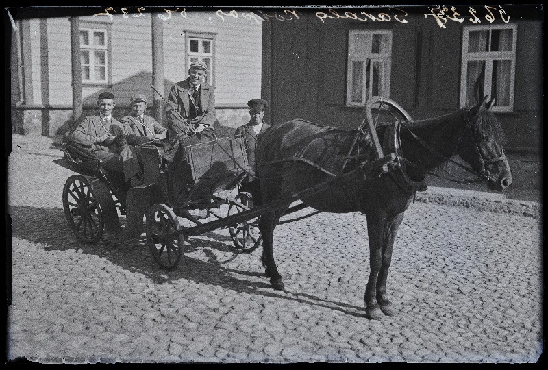 Grupp üliõpilaskorporatsiooni liikmeid hobuvankril, (foto tellija Konno).