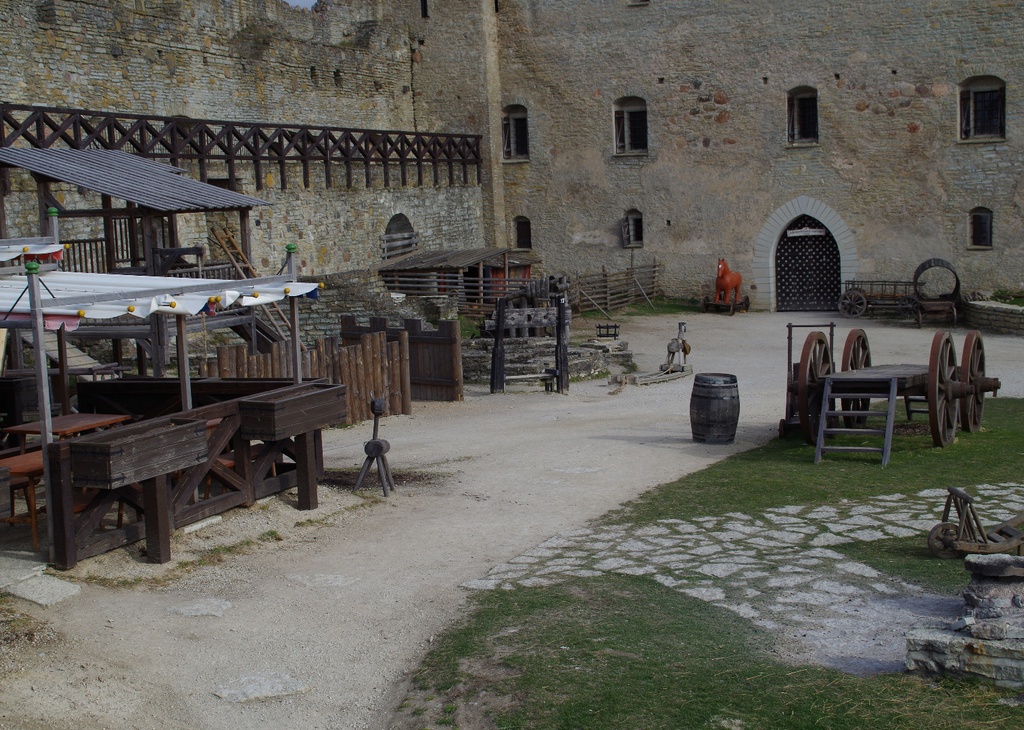 Tartu VTÜ liikmed Rakvere lossivaremetes rephoto