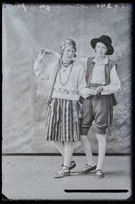 Kaks esinemisriietes neiut, (foto tellija [Gertrud] Niederberger).  duplicate photo