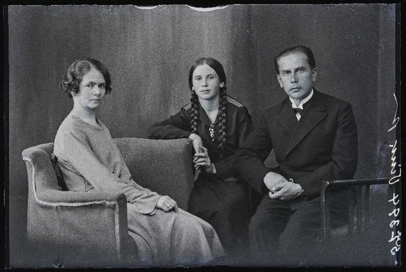 Perekond Vink: Helmi Agnes Vink (snd Ups), tütar Ilmi Vink (Härmatare) ja Viljandi postkontori ülem Rudolf Ferdinand Vink.