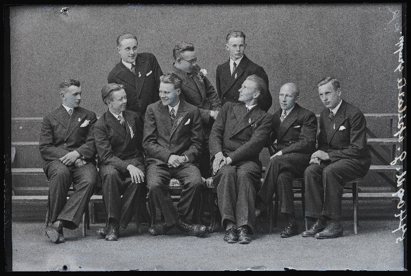 Grupp Viljandi Maakonna Poeglaste Gümnaasiumi õpilasi.