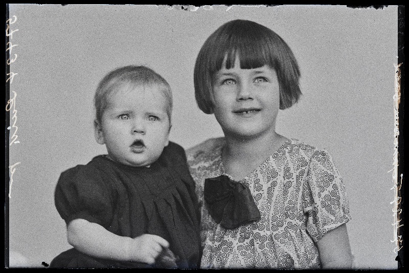 Kaks last, (foto tellija Luik).
