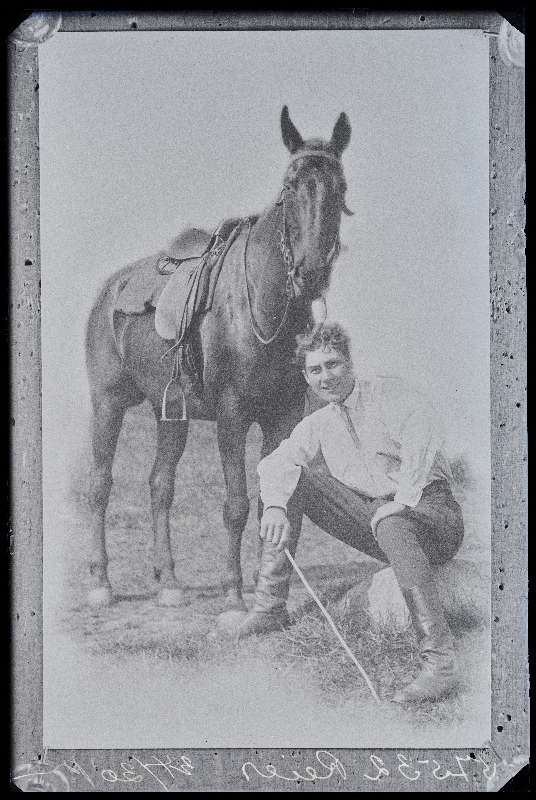 Ratsanik saduldatud hobuse juures, (22.06.1931 fotokoopia, tellija Reier).