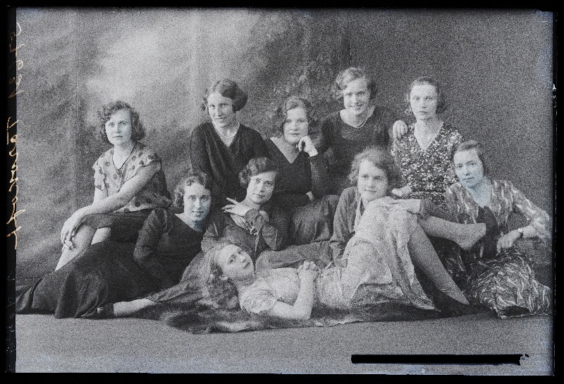 Grupp naisi, (foto tellija Torokoff [Torokov]).