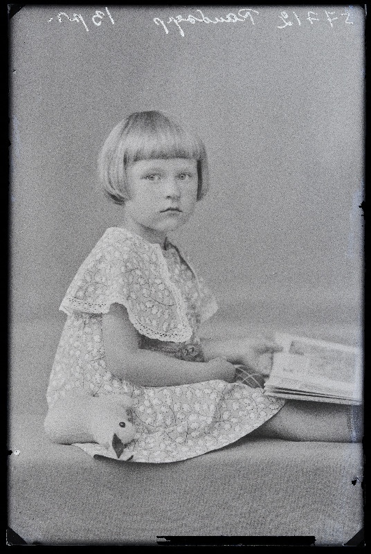 Väike tüdruk, (foto tellija Raudsepp Elvast).