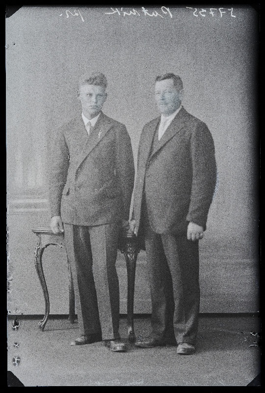 Kaks meest, (foto tellija Putnik, Metsamõisa postiagentuur).