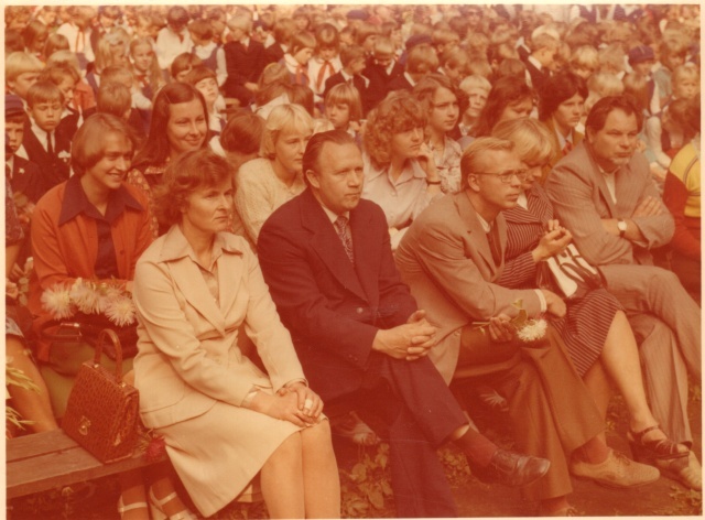 foto, Paide 3. Keskkooli pidulikul avaaktusel Vallimäel  1.sept.1977.a.