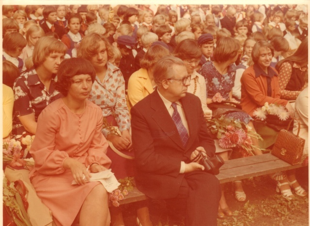 foto, Paide 3. Keskkooli pidulikul avaaktusel Vallimäel  1.sept.1977.a.