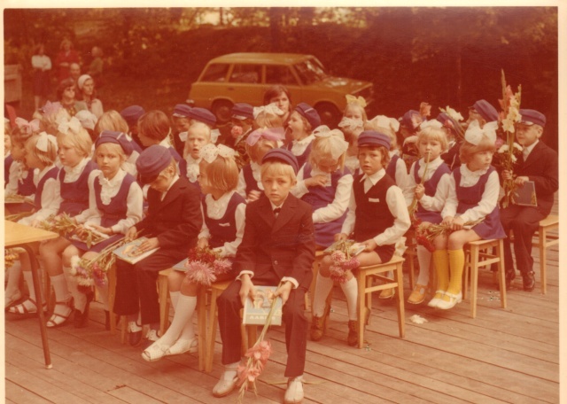 foto, Paide 1. Keskkooli 1. klassi õpilased pidulikul avaaktusel Vallimäel  1.sept.1977.a.