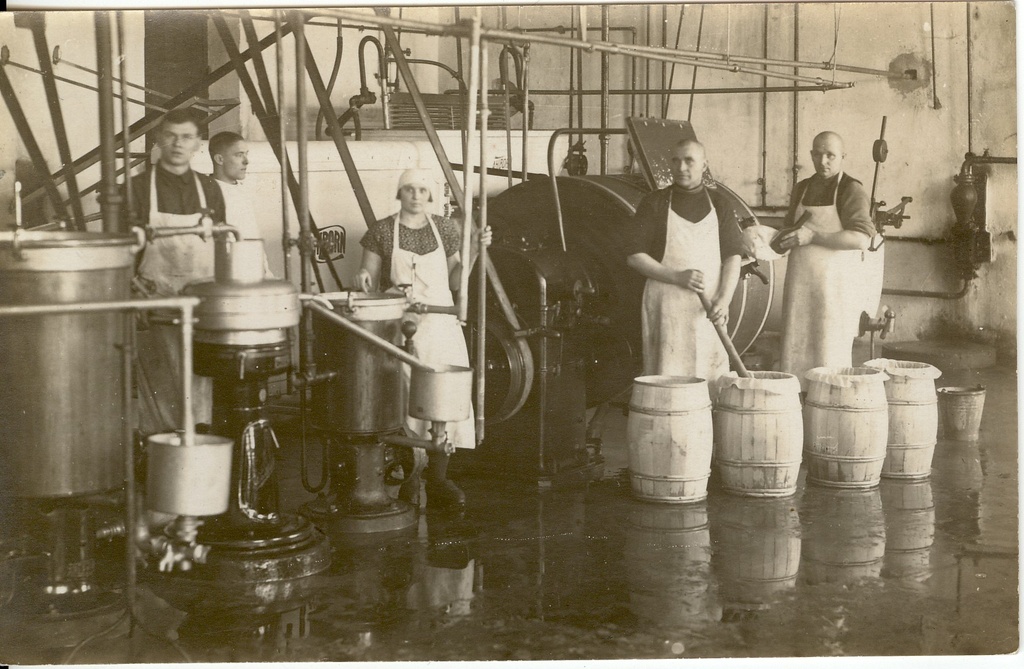 foto, Türi Ühispiimatalituse töötajad, piima pastöörid, koorelahutaja, võimasin, veepump ja koorevannid 1930-ndatel a.