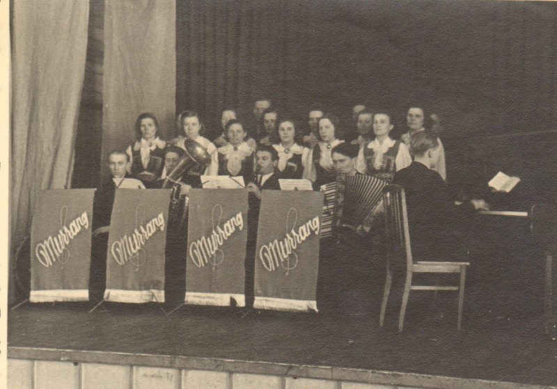 foto, Aravete isetegevuslased esinemas Tapa rajooni kunstilise isetegevuse ülevaatusel 1951.a.
